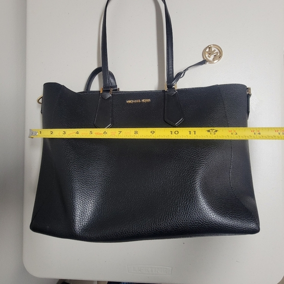 Michael Kors Kimberly Large Pebbled Leather Tote. - Picture 14 of 15